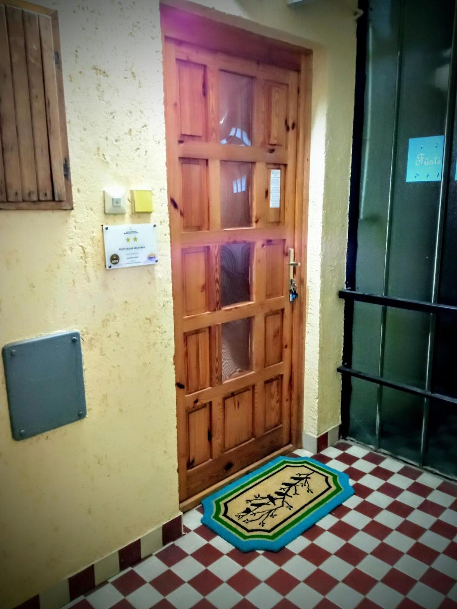 Fuesti Fecske Apartman ไฮจ์ดุสโซบอสโล ภายนอก รูปภาพ